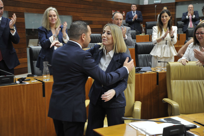 Óscar Fernández felicita a María Guardiola